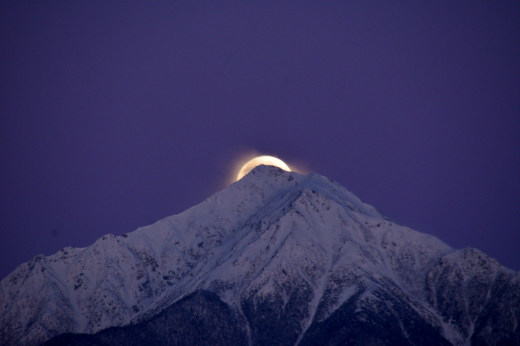 常念岳に沈むスーパームーン